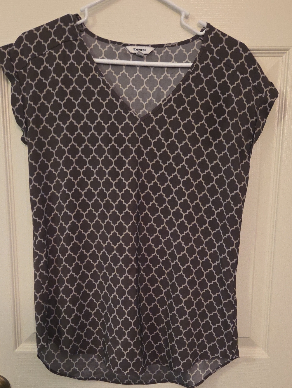Express Women's Gray White Geometric V-Neck Blouse Shirt Size Small Petite